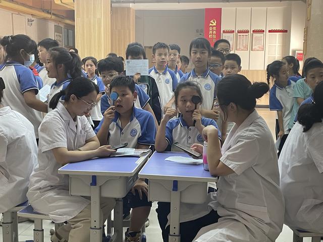济源：玉川路小学开展学生视力检测活动