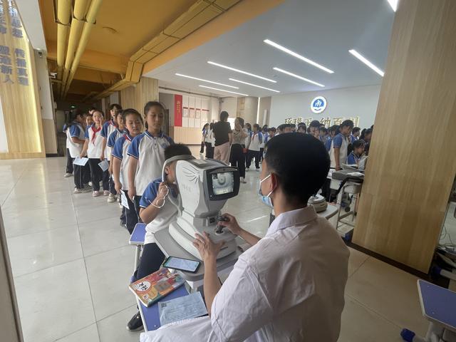 济源：玉川路小学开展学生视力检测活动