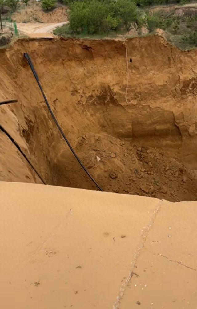 内蒙古一地出现20米大坑 当地相关部门回应