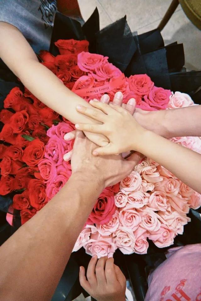 39岁郑恺晒全家叠手合照，甜蜜表白苗苗：结婚5周年快乐