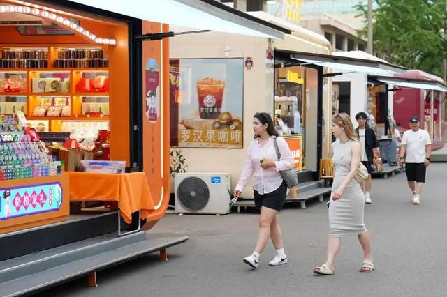 外国游客 “扫货潮” 来袭，“中国购” 缘何火爆全球？