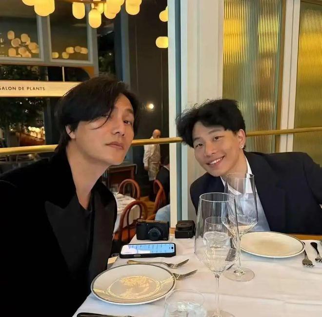 陈坤与儿子合影，庆祝其大学毕业