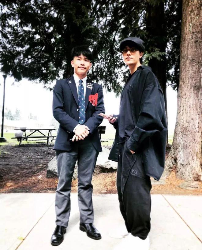 陈坤与儿子合影，庆祝其大学毕业