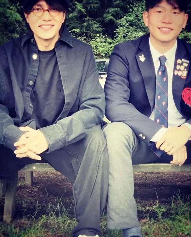 陈坤与儿子合影，庆祝其大学毕业