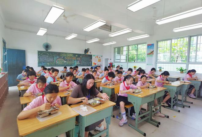 这所小学的后厨藏着什么秘密？博才金峰小学举办食堂开放日活动