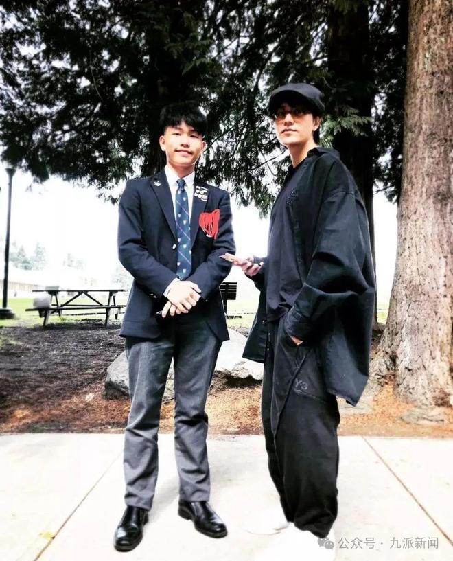 49岁陈坤与23岁儿子合影，庆祝其大学毕业