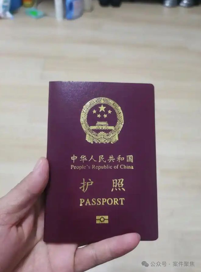 孩子忘带护照未能出境，母亲将旅行社告上法庭要求退还费用：仅在微信群中简单提醒