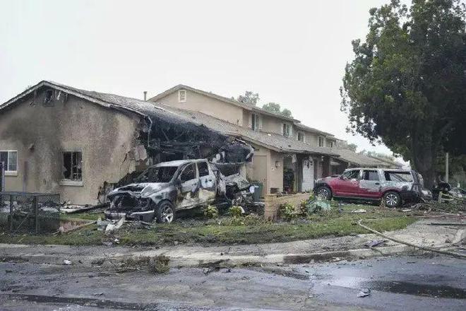美国一私人飞机坠毁！机上6人全部遇难，15栋民宅连环烧