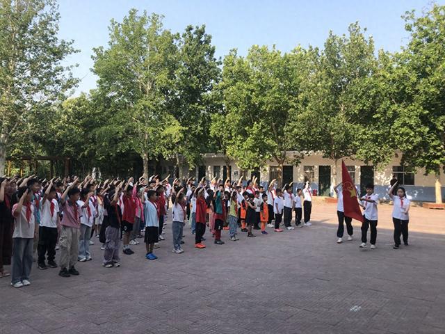 管城区大王庄小学举行新生入队仪式