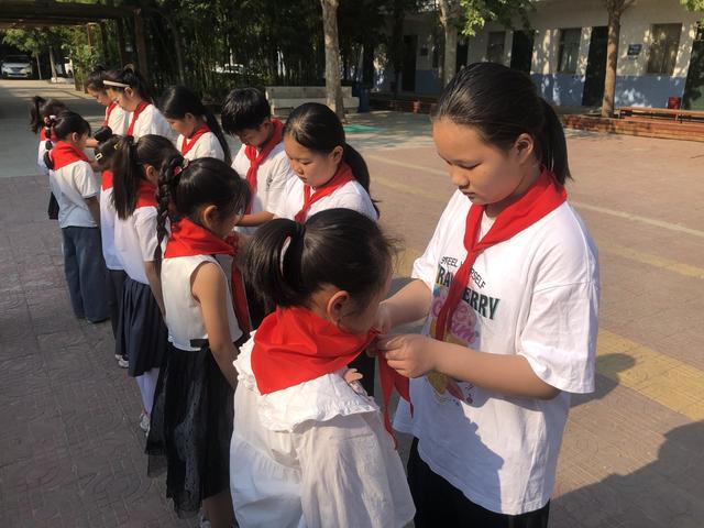 管城区大王庄小学举行新生入队仪式