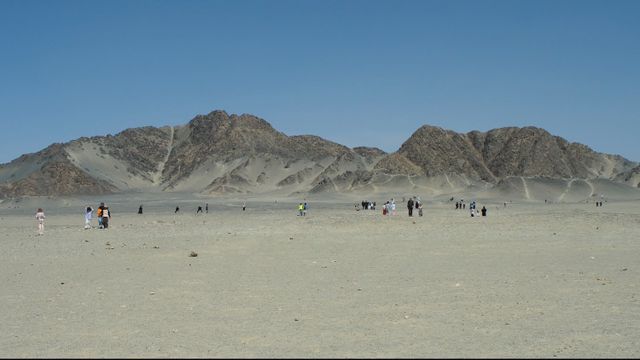 黑独山不黑了？青海黑独山疑遭游客“捡石褪黑”，景区回应
