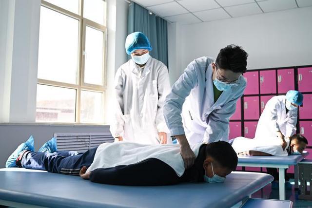 高考人数为何8年来首降？竞争压力小了吗？