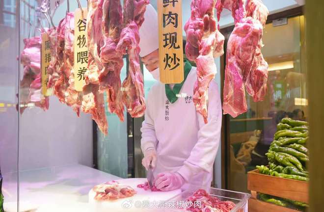 吃辣椒炒肉的队伍要排到美国了？费大厨百万年薪招店长，湘菜连锁品牌加速出海