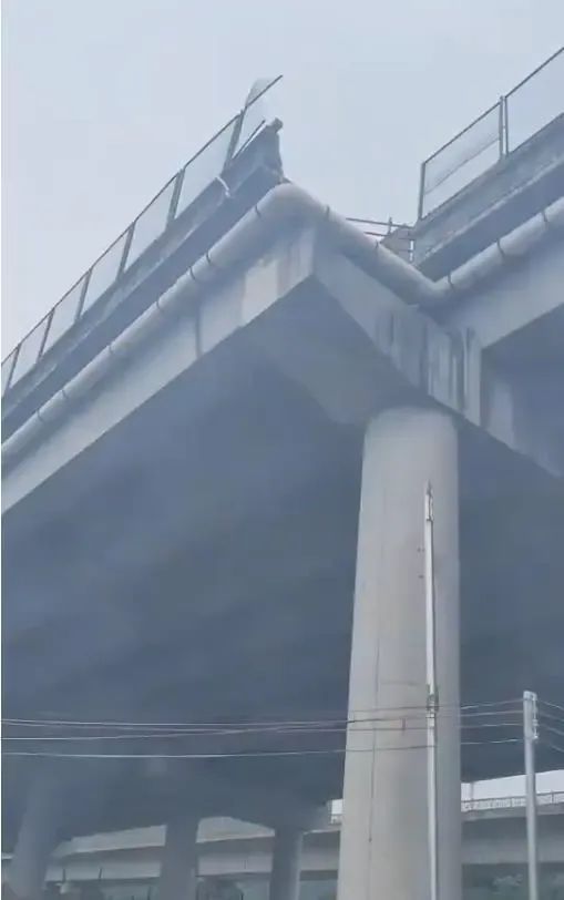 东莞一高架快速路四车道突变三车道，车辆冲出桥面高坠造成伤亡？官方：特大事故，正在调查