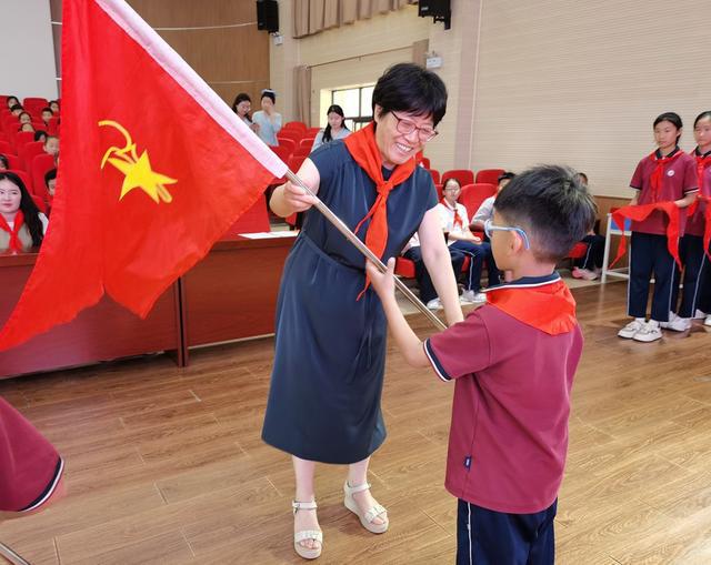 紫东路小学：牢记党的教导 争做强国少年