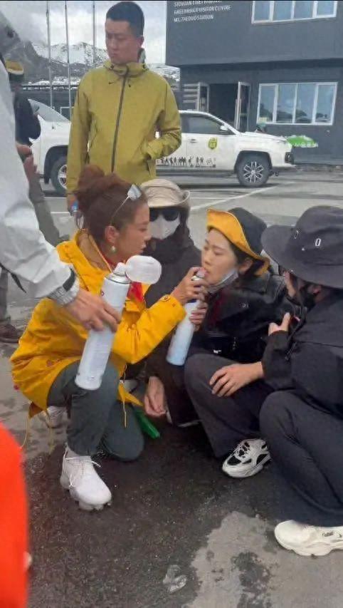 主持人朱迅在景区救治高反游客，当地文旅局工作人员还原经过