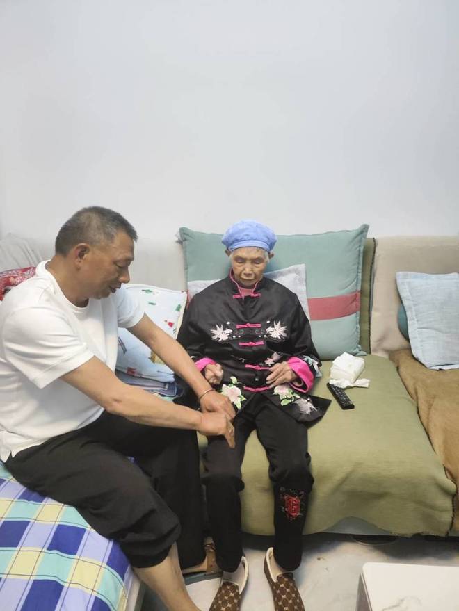 51岁男子背88岁母亲旅游走红：您背我长大，我背您到老