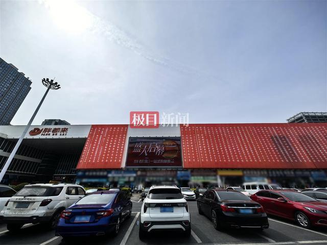 探访争议中开业的浙江胖都来,市民:很多衣服被抢断货