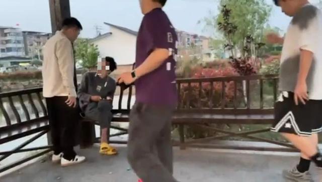 一双黄色拖鞋，暴露了他！