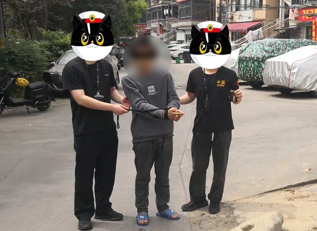 一双黄色拖鞋，暴露了他！