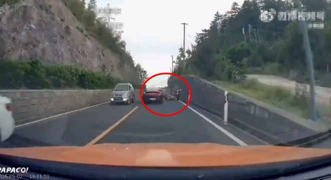 浙江余姚一保时捷弯道逆行超车撞摩托车后下车更换车牌？警方通报：刑拘！