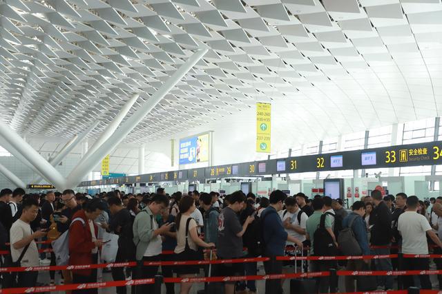 “五一”假期 郑州机场服务超40万名旅客顺畅出行