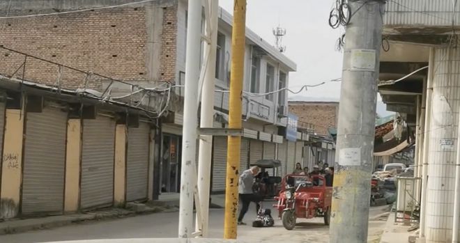 西安当地回应一男子当街踢打妻子：男子已被拘留，警方妇联街道多方介入