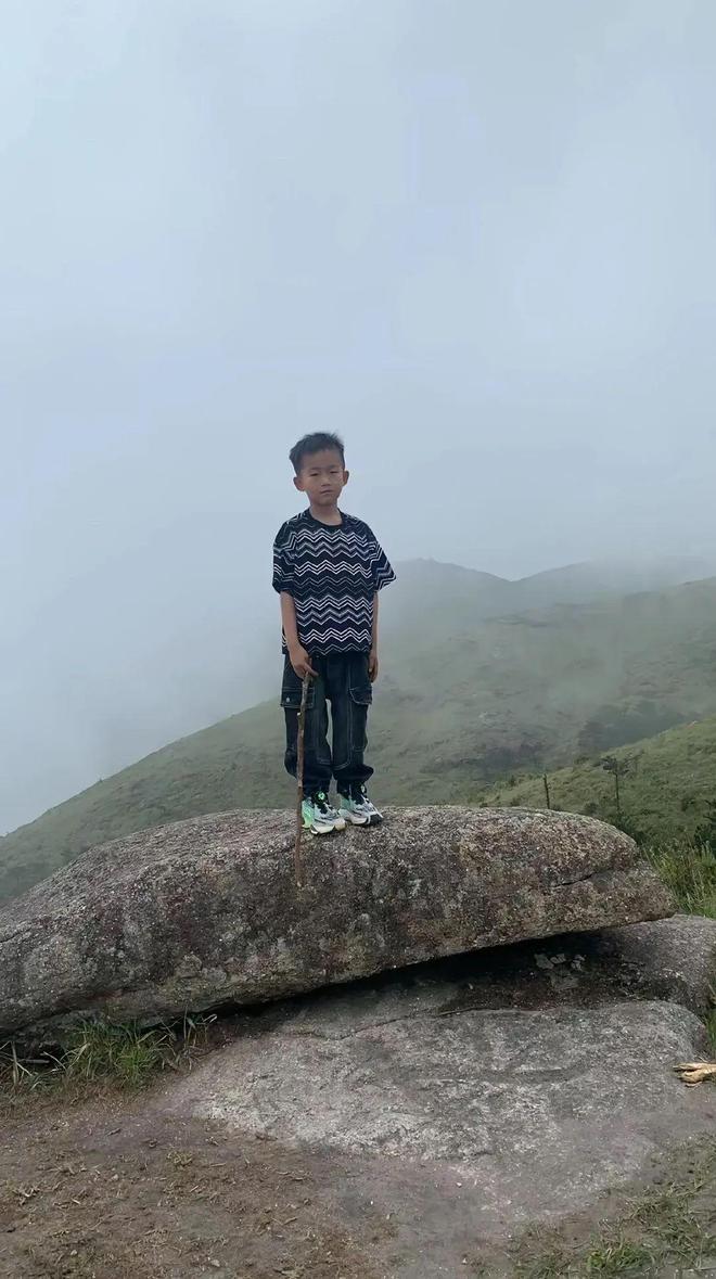 福建8岁男童在1800米山顶已失踪超40小时！当地超180人正全力寻找