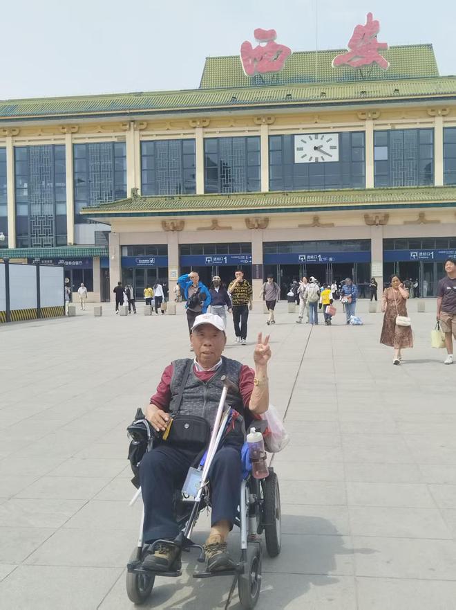 长沙91岁爷爷五一节独自坐轮椅跨省旅游，一路被“优待”：许多景区都不让我排队