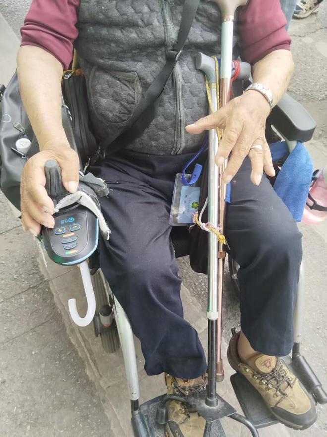 长沙91岁爷爷五一节独自坐轮椅跨省旅游，一路被“优待”：许多景区都不让我排队