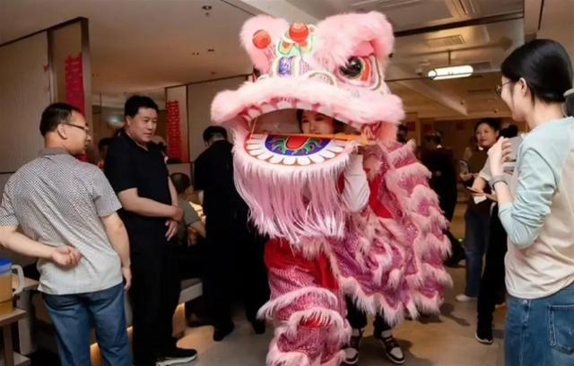 95后新人“整顿”婚礼！在海底捞办140人婚宴！花2.25万元，账单长2米