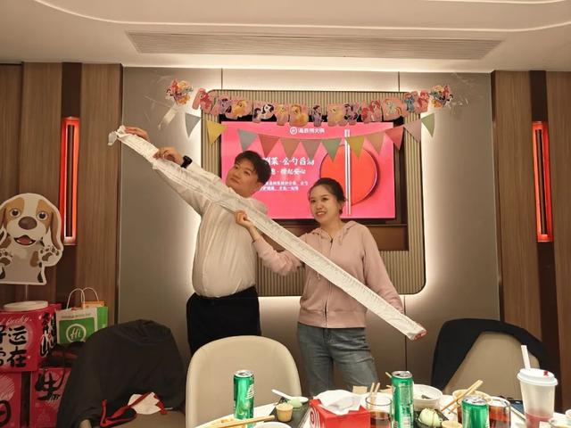 95后新人“整顿”婚礼！在海底捞办140人婚宴！花2.25万元，账单长2米