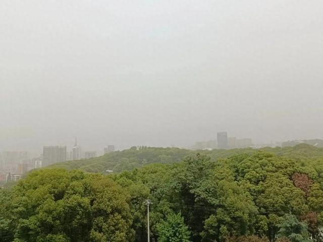 湖北出现浮尘天气！还有大雨、暴雨将至