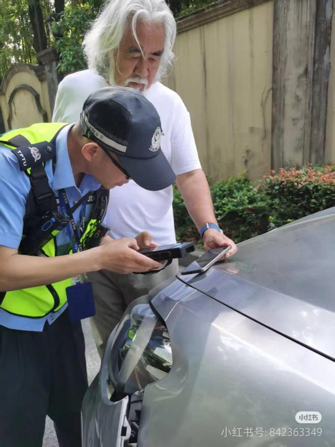 74岁张纪中杭州开车送娃上学撞车，聊天感叹养娃负担重