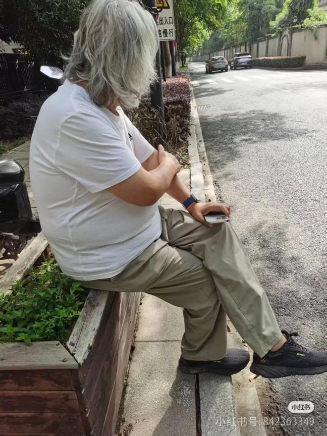 74岁张纪中杭州开车送娃上学撞车，聊天感叹养娃负担重