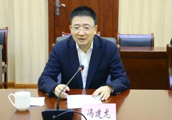 冯建龙，主动投案