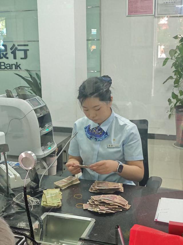 中国建设银行柘城支行——零钞清点暖人心 耐心服务显担当