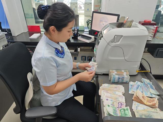 中国建设银行柘城支行——零钞清点暖人心 耐心服务显担当