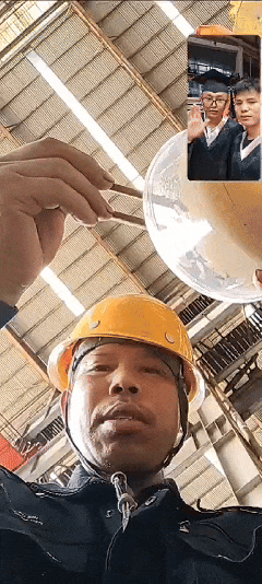 毕业典礼与工地上父亲视频的男孩，正在抗洪！