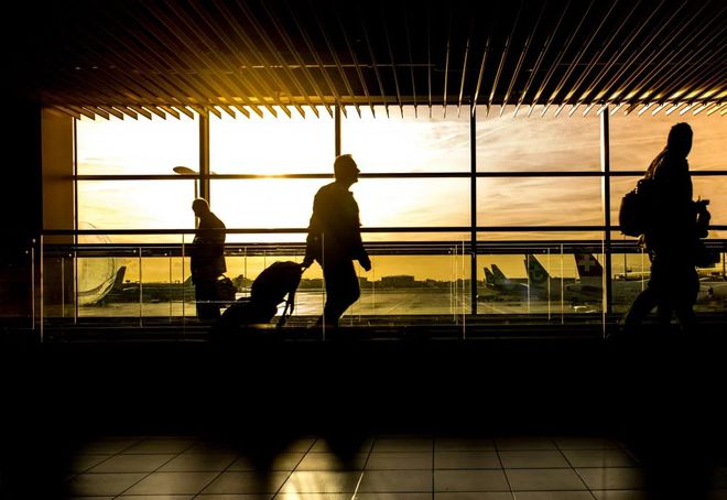 美国男子假冒空乘，免费搭机34次，面临30年刑期