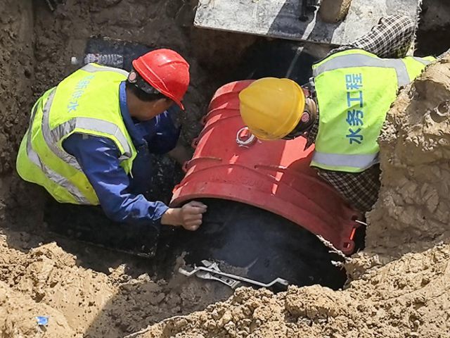 直面严峻“烤”验 郑州城管积极应对近期连续高温天气