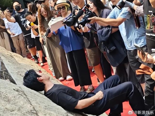 冲上热搜！朱一龙“臀桥照”火了，网友：点开前没想到这么好笑