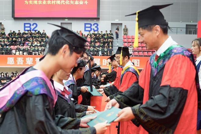 “让中国饭碗端得更稳、更实、更安心”！湖南农大毕业典礼话初心