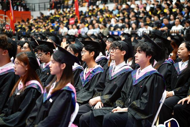 “让中国饭碗端得更稳、更实、更安心”！湖南农大毕业典礼话初心
