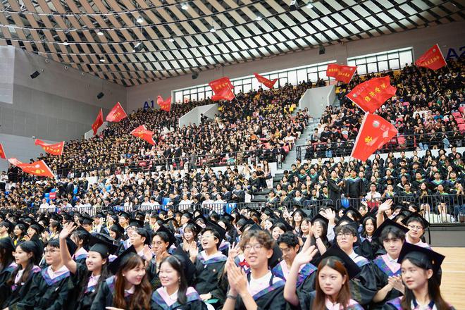 “让中国饭碗端得更稳、更实、更安心”！湖南农大毕业典礼话初心