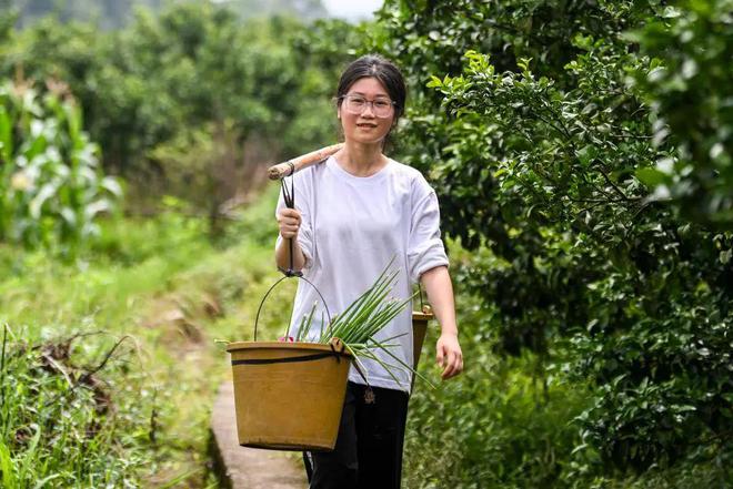 “扁担女孩”找了一份时薪12元的暑假工，不少人想资助她，她一一婉拒，“未来的路还得自己走”