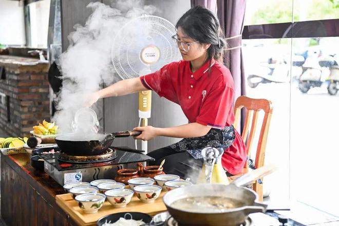 “扁担女孩”找了一份时薪12元的暑假工，不少人想资助她，她一一婉拒，“未来的路还得自己走”