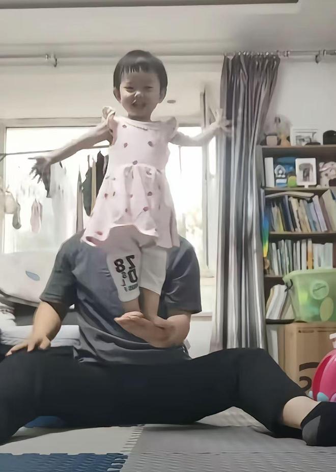 “掌上明珠具象化！”辽宁85后爸爸171条视频单手举娃：用臂膀托起女儿的童年时光