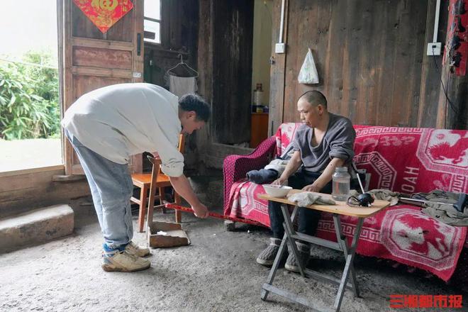 父亲重病，邵阳“00后”小伙笑对生活撑起一个家