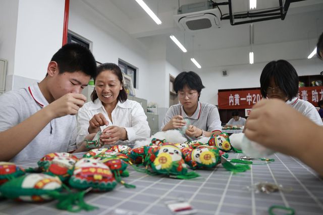 安阳内黄：香囊寄情助高考